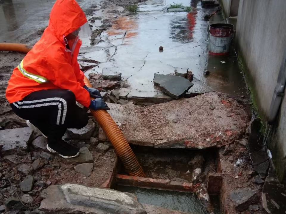 青羊专业清理污水池 炜誉市政以规范流程守护城市 “肠道”