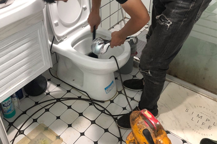 青羊马桶堵塞自己疏通还是找师傅?专业上门服务让你省时更省心